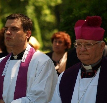Telšių vyskupo J.Borutos (dešinėje) pasirašytas raštas pribloškė garsius menininkus.