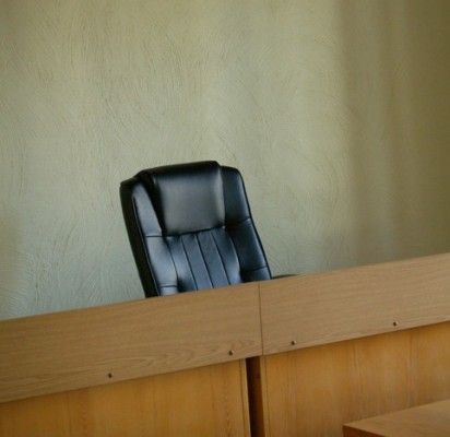 Ištuštėjusiame prokuratūros pastate vietoj tinklapyje vyriausiojo prokuroro, trijų eilinių prokurorų, vyriausiojo prokuroro padėjėjos bei raštinės vedėjos, dabar dirba du prokurorai ir viena padėjėja.