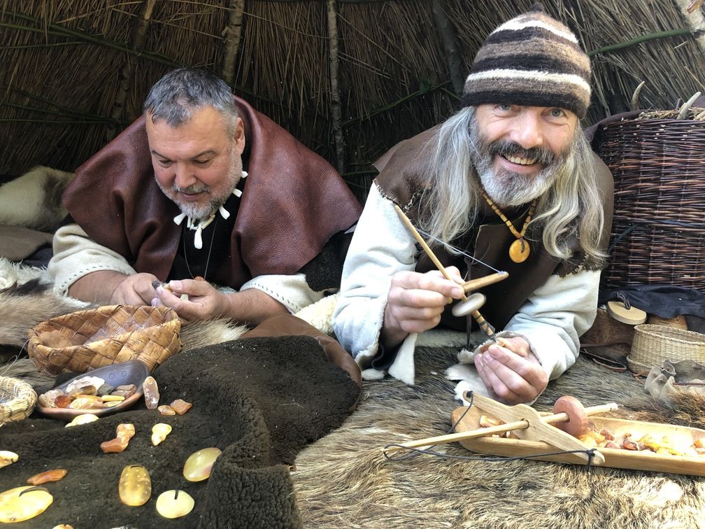 Muziejininkai Ruslanas Aranauskas ir Gintaras Markevičius vaizduos, kaip gintaras būdavo apdirbamas senovėje.