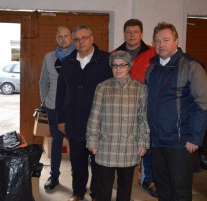 E. Metrikienė G. Vygantui (antras iš kairės) ir labdaros akcijos talkininkams perdavė į Palangos Caritas suneštų Ukrainos žmonėms skirtų daiktų.