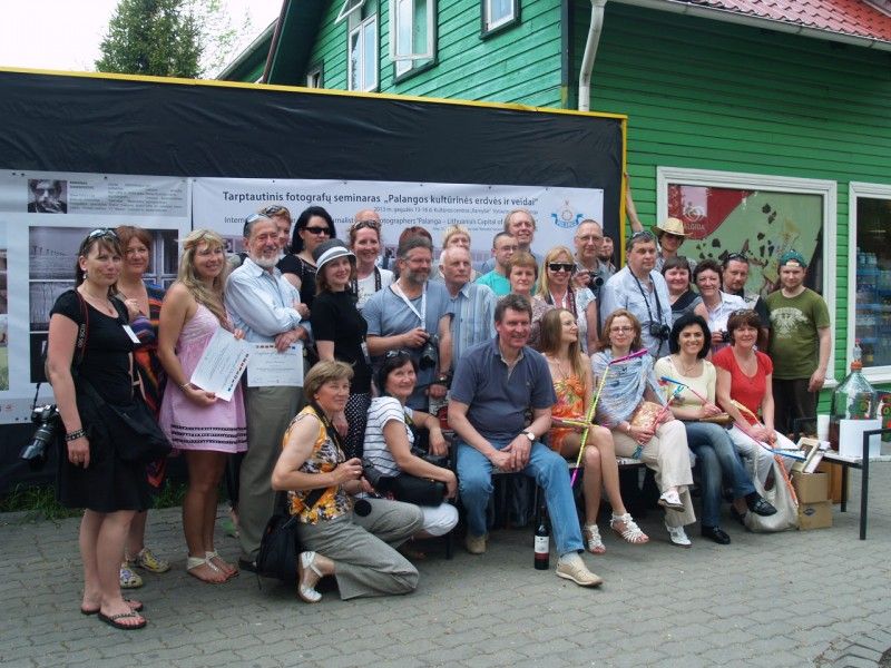 Visi seminaro dalyviai bendron nuotraukon netilpo: vieni fotografavosi, kiti fotografavo.