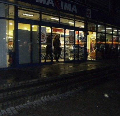 Prie prekybos „giganto“– nei turėklų, nei apšvietimo