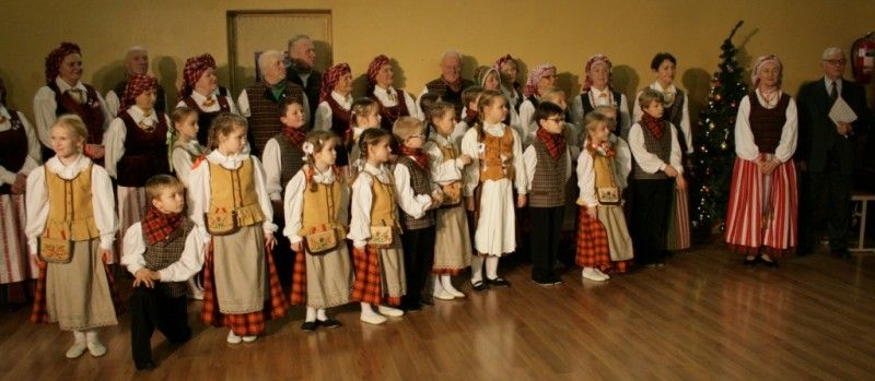 Tautinio šokio sūkuryje sukosi dvi šokėjų kartos
