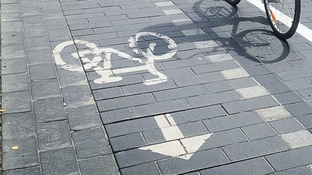 Sankryžoje partrenkė dviratininkę