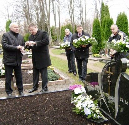 Aplankė mirusių kolegų ir grafo Tiškevičiaus kapus