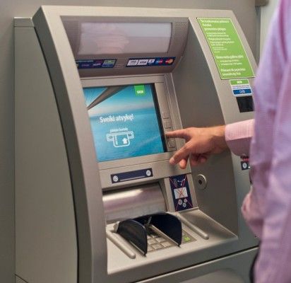 Palangiškiai jau naudojasi SEB banko grynuosius pinigus priimančiu bankomatu