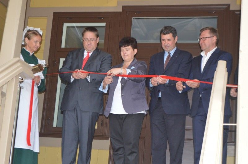 Simbolinę juostelę perkirpo meras Š. Vaitkus, Kultūros paveldo departamento direktorė D. Varnaitė, Kultūros ministerijos viceministras Romas Jarockis ir UAB „Pamario restauratorius“ direktorius A. Kliukas.