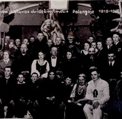 Palangoje, švenčiant Nepriklausomos Lietuvos 20-metį. 1938 m. Butkų Juzė – vaidintojų centre.