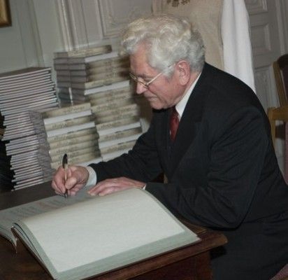 Už nuopelnus Palangos kultūrai Romualdui Budriui savivaldybės tarybos sprendimu buvo suteiktas Palangos miesto garbės piliečio vardas.