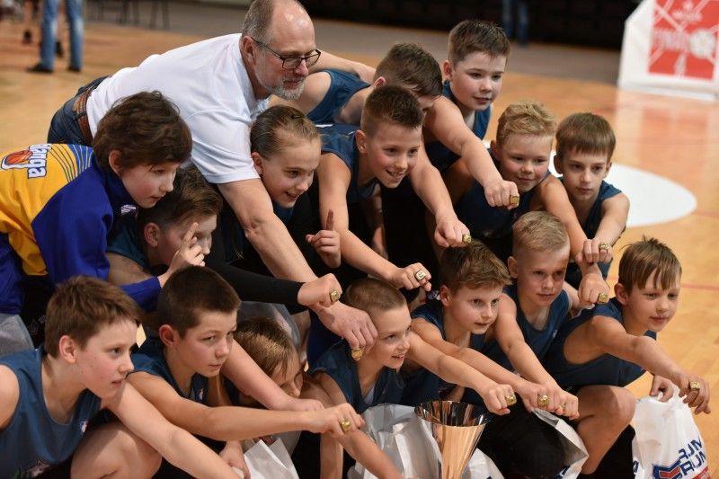 Nugalėtojams čempionato metu buvo įteiktos NBA čempionų žiedų kopijos ir taurė.