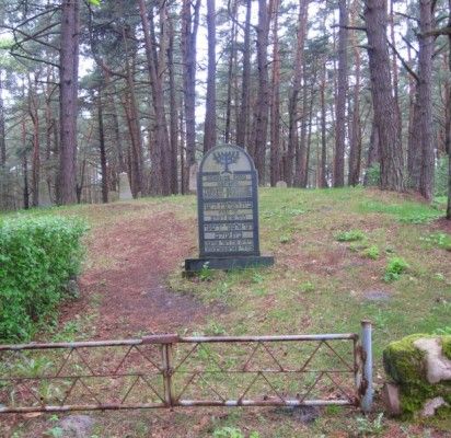 „Tebūnie šventas mirusių atminimas“, - skelbia įrašas ant paminklinio akmens Palangos senosiose žydų kapinėse. / K. Litvinienės nuotr.
