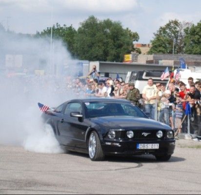 Palangos gatves užtvindys amerikietiški automobiliai bei motociklai