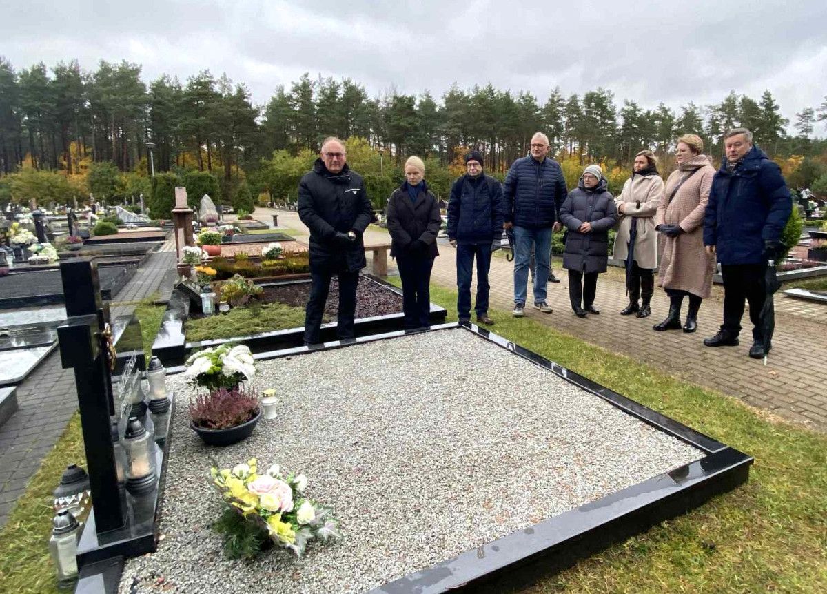 Artėjant Vėlinėms aplankyti išėjusių Savivaldybės tarybos narių, miesto garbės piliečių bei iškilių Palangos krašto asmenybių kapai