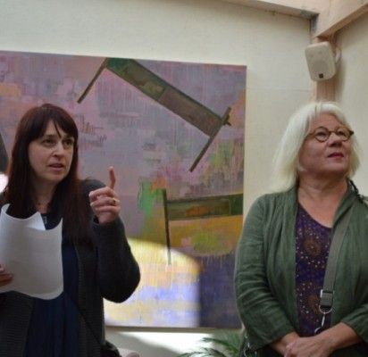 Specialiai Lietuvai kurtą M. L. Valkolos (dešinėje) parodą pristatė dailininkė A. Petroškienė.
