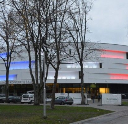 Koncertų salė nušvito Prancūzijos vėliavos spalvomis