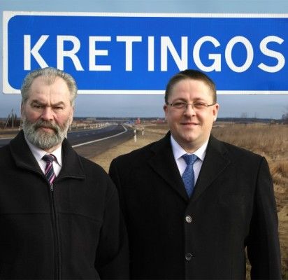 Kretingos rajono meras Juozas Mažeika beveik prieš dvejus metus su Palangos meru Šarūnu Vaitkumi pozavo fotografams prie Kretingos rajono ir Palangos miesto riboženklio ir abu kalbėjo apie abiejų savivaldybių bendradarbiavimo galimybes.