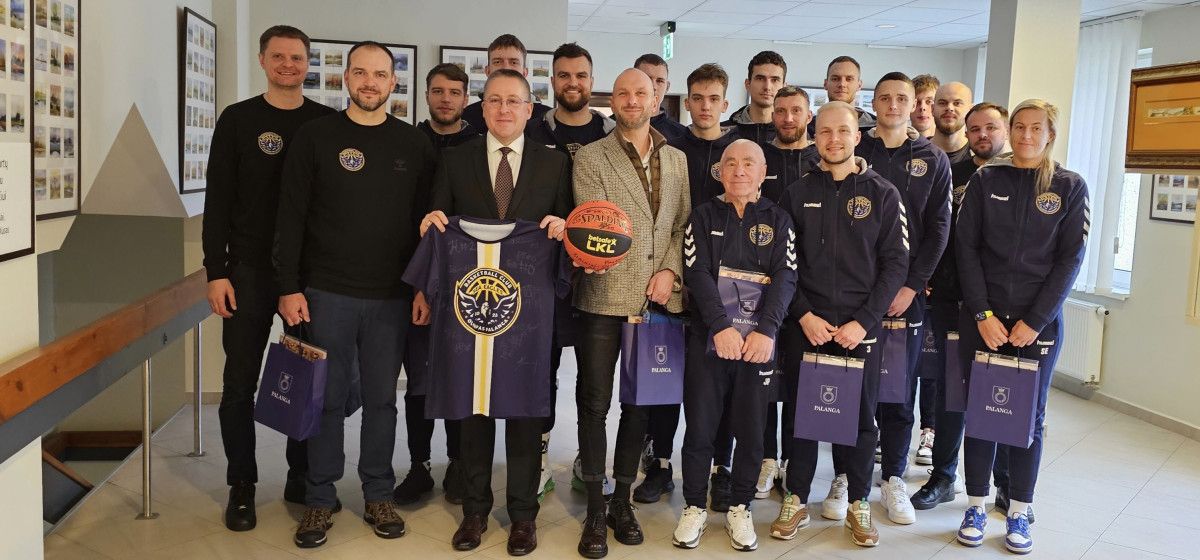 Atletiški Palangos „Olimpo“ aukštaūgiai su savo vadovais vos tilpo Savivaldybės priėmimo salėje