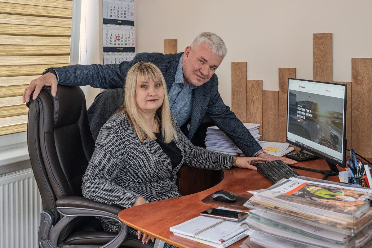 Rolandas Gurauskas, „Skaidrolos“ direktorius, su žmona Aušra, kuri daugiausiai rūpinasi įmonės finansais ir dokumentacija bei svarbiausiais įmonės sprendimais