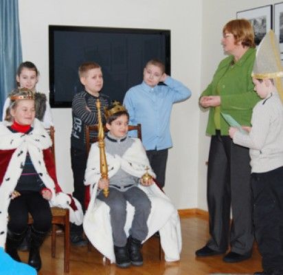 Edukatorės Birutės Kazlauskienės padedami vaikai karūnavo naująjį Mindaugą ir Mortą.