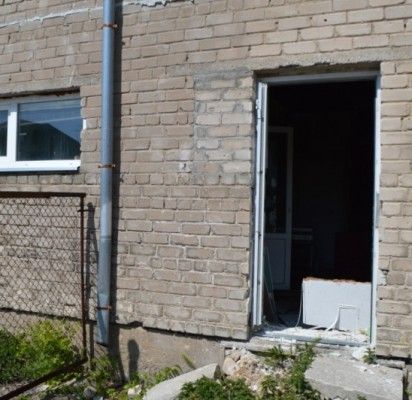 Virbališkės take 5a benamiai išlaužė duris ir įsirengė beveik dešimtiesvietų nemokamus „nakvynės namus“.