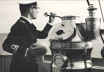 Karo laivo „Prezidentas Smetona“ kapitonas Povilas Labanauskas laivo denyje vadovauja jūrininkams. 1939–1940 m. Lietuvos jūrų muziejaus rinkinys