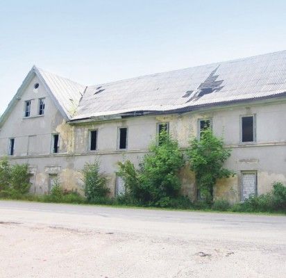 Buvęs Nemirsetos kurhauzas stovi nuo XV a. susiformavusios Nemirsetos gyvenvietės istorinės teritorijos pietrytinėje dalyje, prie seno pajūrio kelio iš Klaipėdos į Palangą.