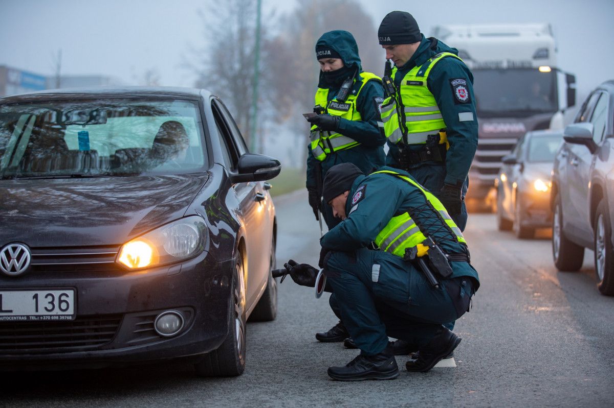 Klaipėdos apskrities VPK Kelių policijos pareigūnai tikrino vairuotojų pasirengimą šaltajam sezonui