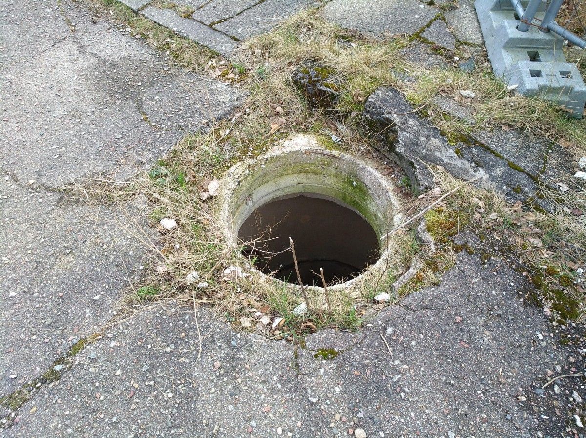 Miesto svečius nustebino atviras šulinys
