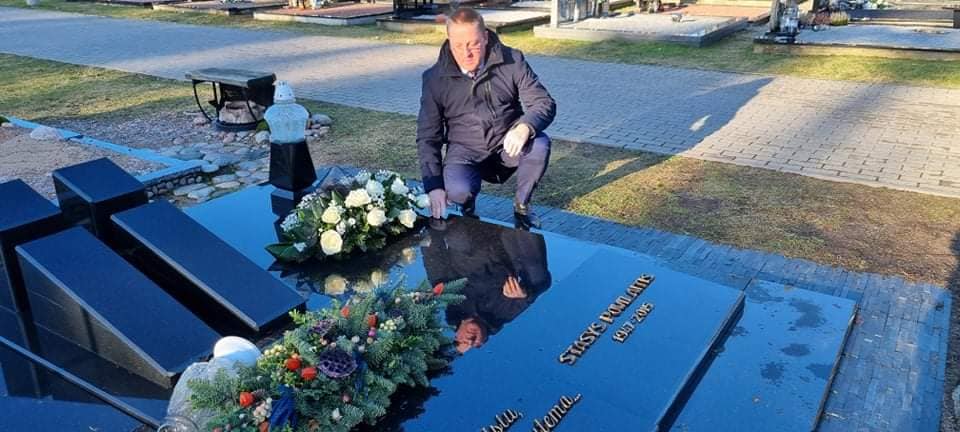 Visų palangiškių vardu meras Šarūnas Vaitkus padėjo gėlių ant Stasio Povilaičio kapo