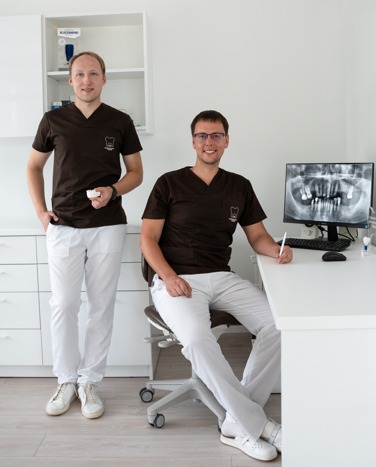 Klinikoje dirba net du medicinos mokslų daktarai: jos įkūrėjas Regimantas Simuntis (dešinėje) ir gydytojas endodontologas Paulius Tušas