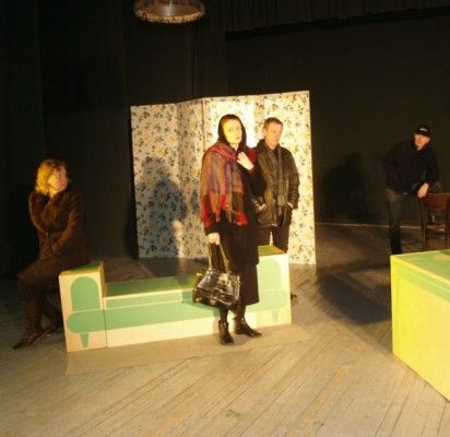 „Moters be kūno“ repeticijos akimirka: scenoje aktoriai R. Milinienė, D. Plonienė, R. Dzimidas, V. Milinis, S. Stončius.