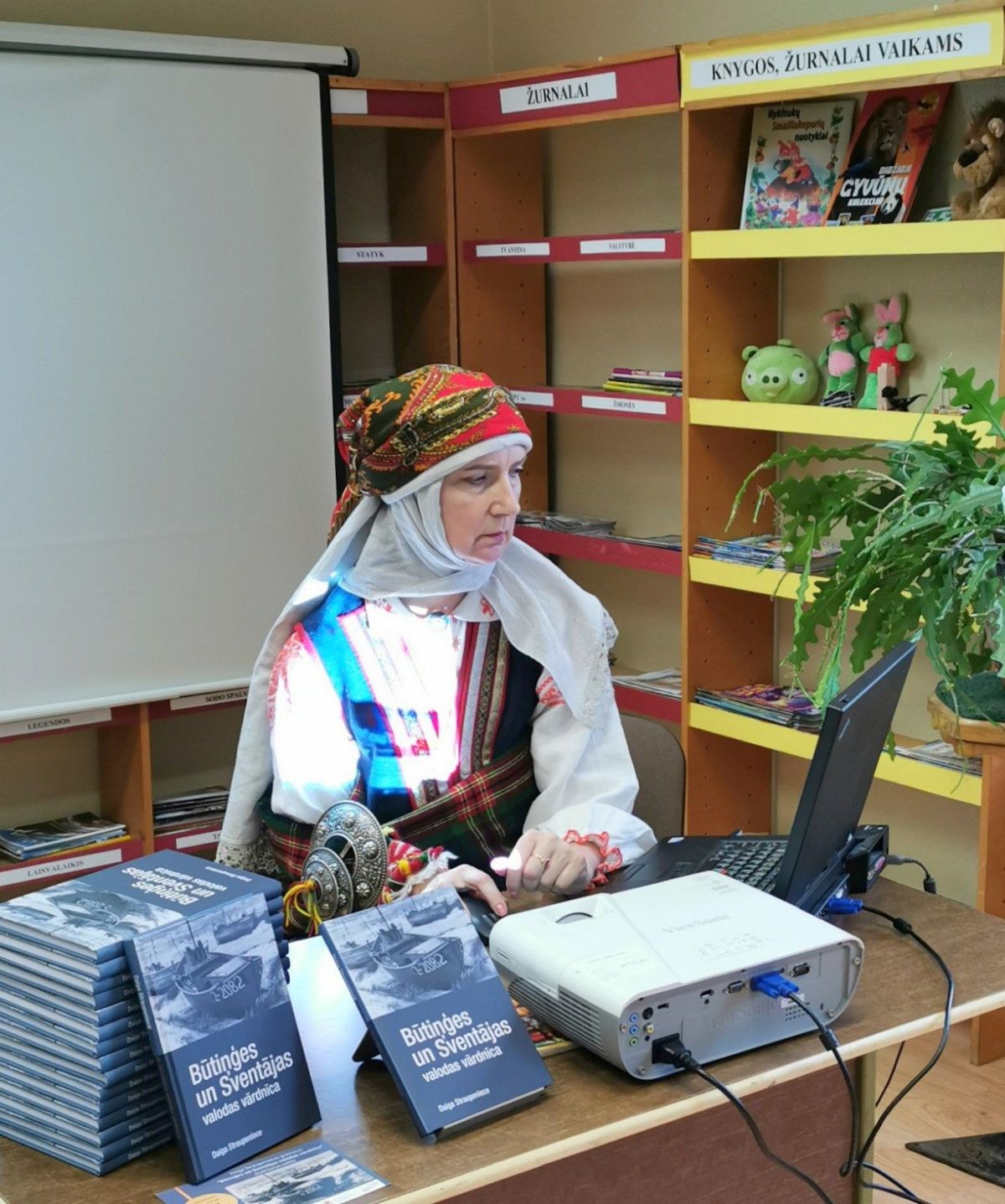 Knygos „Būtingės ir Šventosios kalbų žodynas“ pristatymas Šventosios bibliotekoje