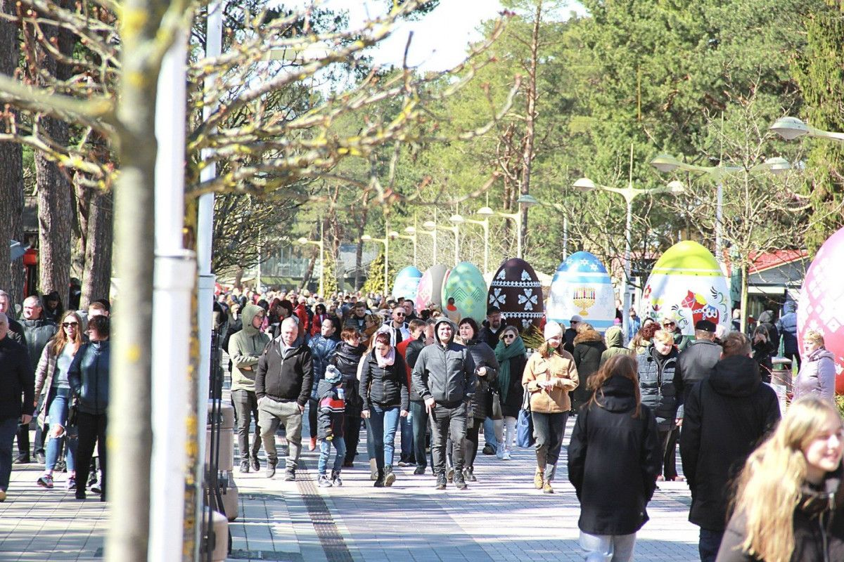 Poilsiautojų minioje prie jūros – ir šalies vadovas