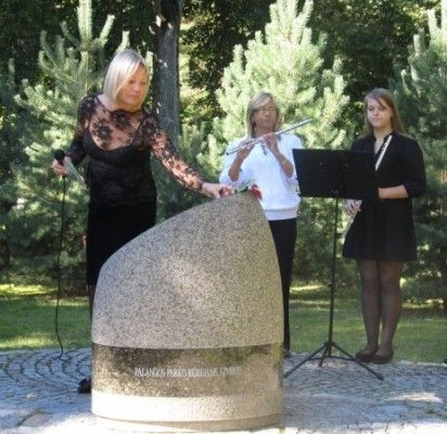 Ant stelos parko kūrėjams – raudonas anturio žiedas iš A. Latonienės rankų.
