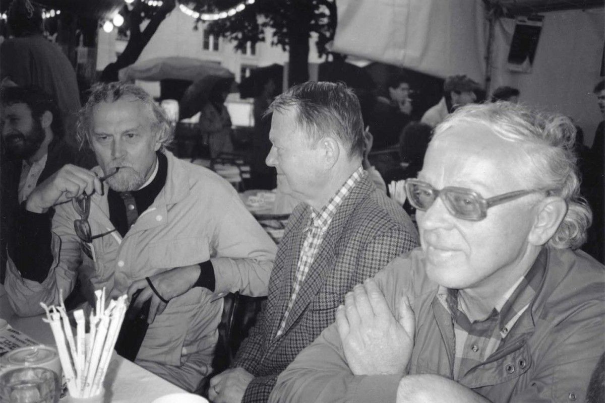 Poetas Marcelijus Martinaitis, skulptorius Antanas Mončys ir rašytojas Tomas Sakalauskas Paryžiuje. 1991 metai