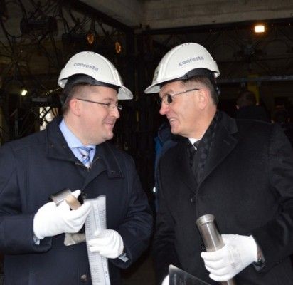 Į būsimos naujos Koncertų salės pamatus premjeras A. Butkevičius ir meras Š. Vaitkus netrukus įkas kapsulę su laišku ateities kartoms.