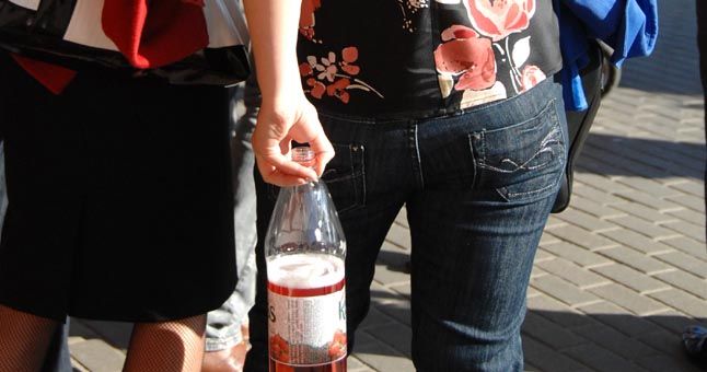 Gresia baudos už alkoholio pardavimą jaunėliams