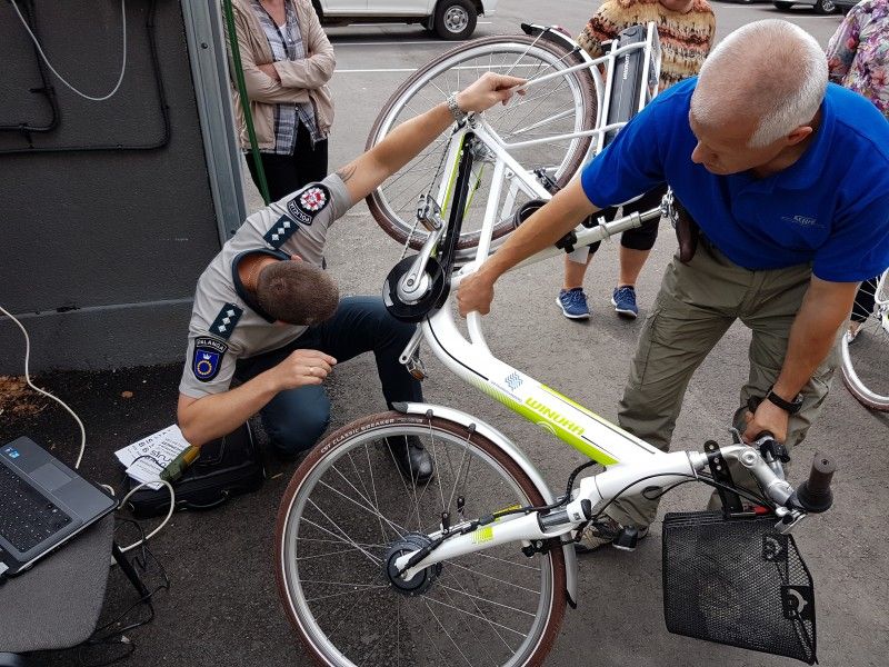 Šią savaitę įsigytos ekologiškos dviratės transporto priemonės buvo miesto policijos komisariate sužymėtos – ant jų buvo uždėti ženklai, informuojantys, kad jie yra policijos dviračių registre.