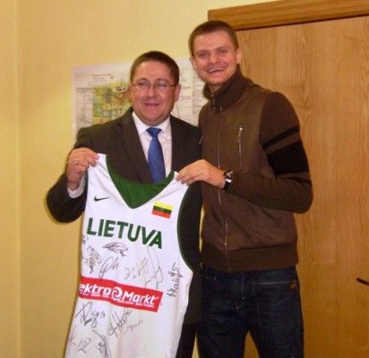R.Seibučio dovana Palangai – marškinėliai su rinktinės krepšininkų autografais.