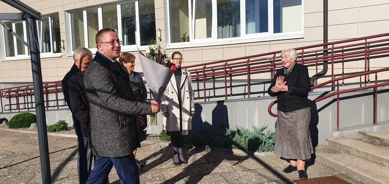 Miesto vadovai sveikino socialinius darbuotojus Šventojoje, aplankė Globos namus (FOTO GALERIJA)