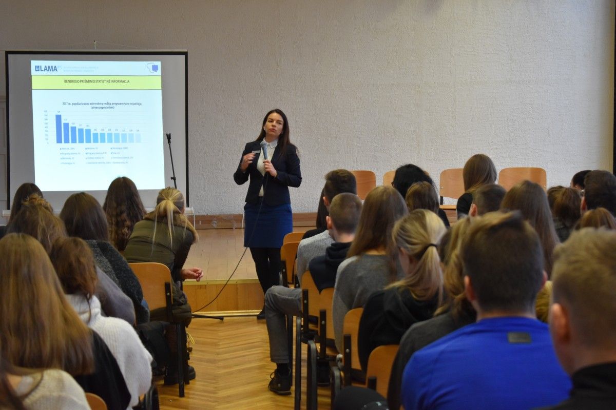Vieną iš aktualiausių paskaitų baigiamųjų klasių gimnazistams skaitė LAMA BPO konsultantė Odeta Kardauskė.
