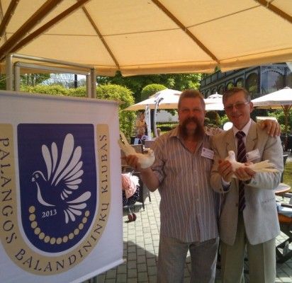 Palangos dekoratyvinių balandžių parodos organizatorius R. Liaudanskas ir Šiaulių dekoratyvinių paukščių klubo pirmininkas R. Beneta.