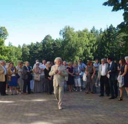 Į jubiliejines iškilmes atvykusius svečius pasitiko Lietuvos dailės muziejaus direktorius, Palangos miesto garbės pilietis Romualdas Budrys.