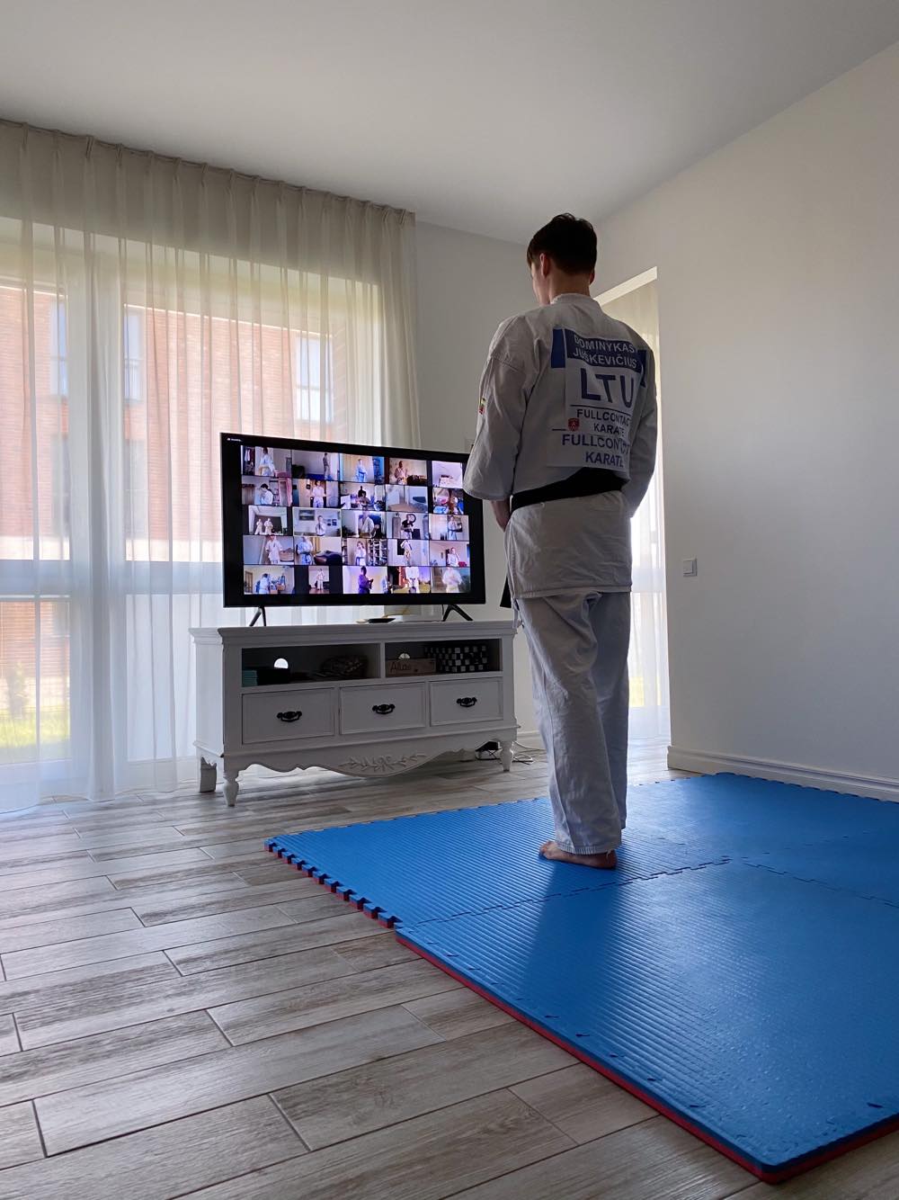 SHODAN Palangos karatistai treniruojasi nuotoliniu būdu