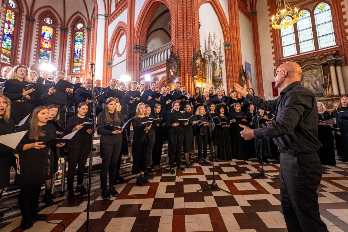 CANTATE PALANGAI: PULSUOJANTYS PASAULIO RITMAI SU „SYMPHONIC ADIEMUS“