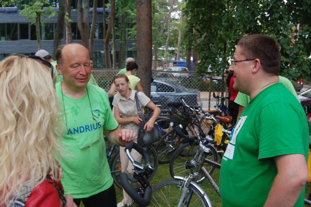 Premjeras Andrius Kubilius savo dviratį saugo rakindamas