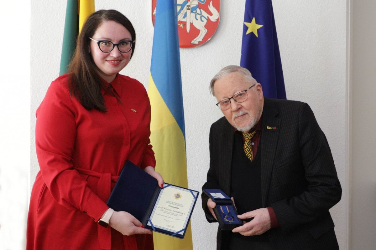 Vytautui Landsbergiui įteiktas apdovanojimas „Už nuopelnus teisingumui“