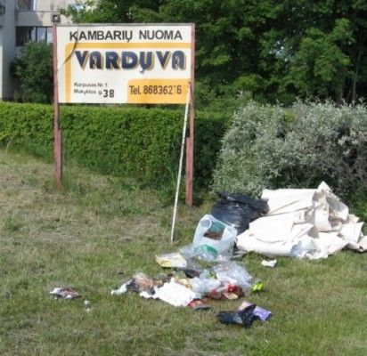 Poilsio namų reklama- šiukšlių krūva