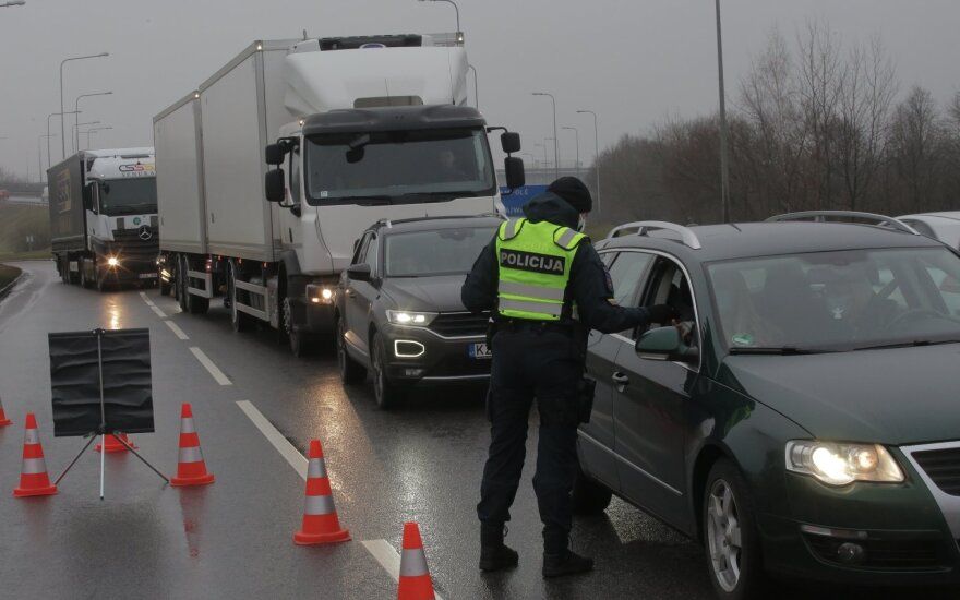 Policija vos spėja suktis: kad prasmuktų prie jūros, žmonės prigalvojo pačių išradingiausių priežasčių