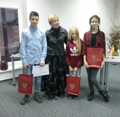 Gimnazistai, dalyvavę vertimo iš rusų kalbos sekcijoje, ir juos ruošusi mokytoja L.Augucevičienė.